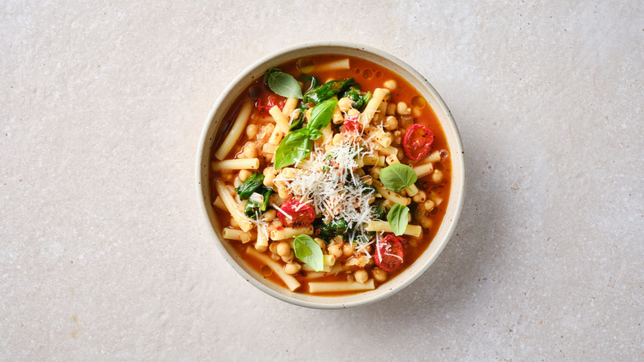 Soupe de pâtes maccheroni aux pois chiches, tomates, épinards et parmesan